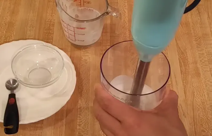 Whipping-cream-with-immersion-blender
