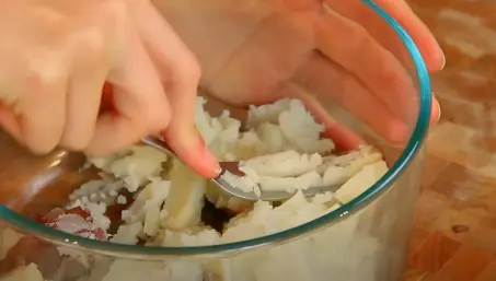 Mashing-potatoes-using-fork