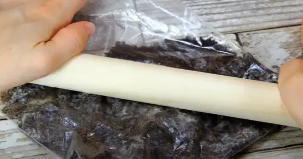 Crushing-cookies-by-using-rolling-pin-and-ziploc-bag