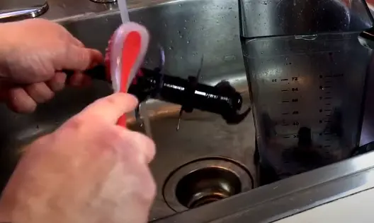 Cleaning-Ninja-blender-blades