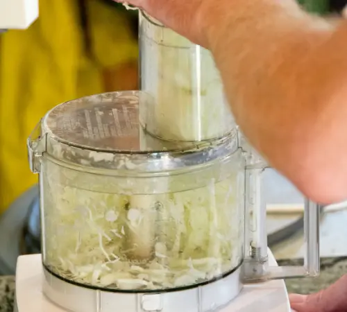 Chopping-vegetable-in-food-processor