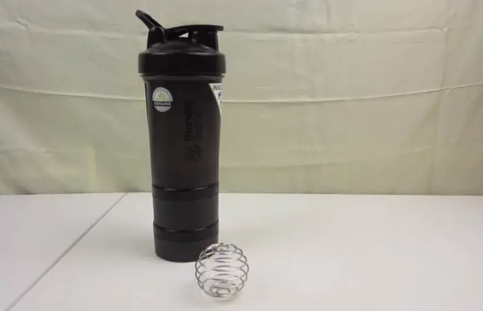 Blender bottle with spiral metal ball