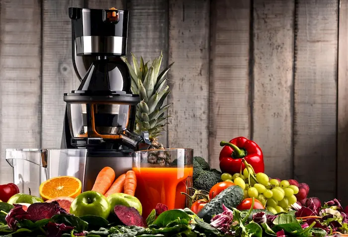 Masticating juicer with fruits _ veg