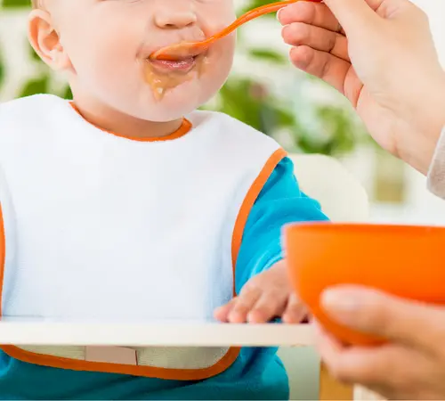 Feeding healthy homemade baby food